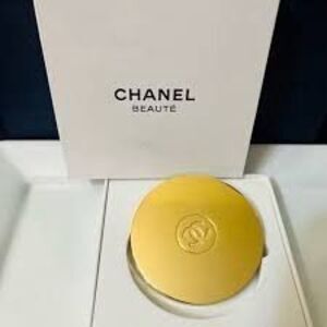 Chanel Beaute Gold Compact Pocket Mirror Travel Cosmetic Purse Small Round NEW